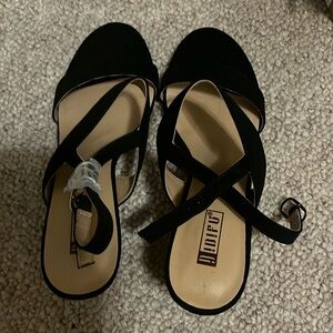 Size 8 black shoes brand new from Amazon